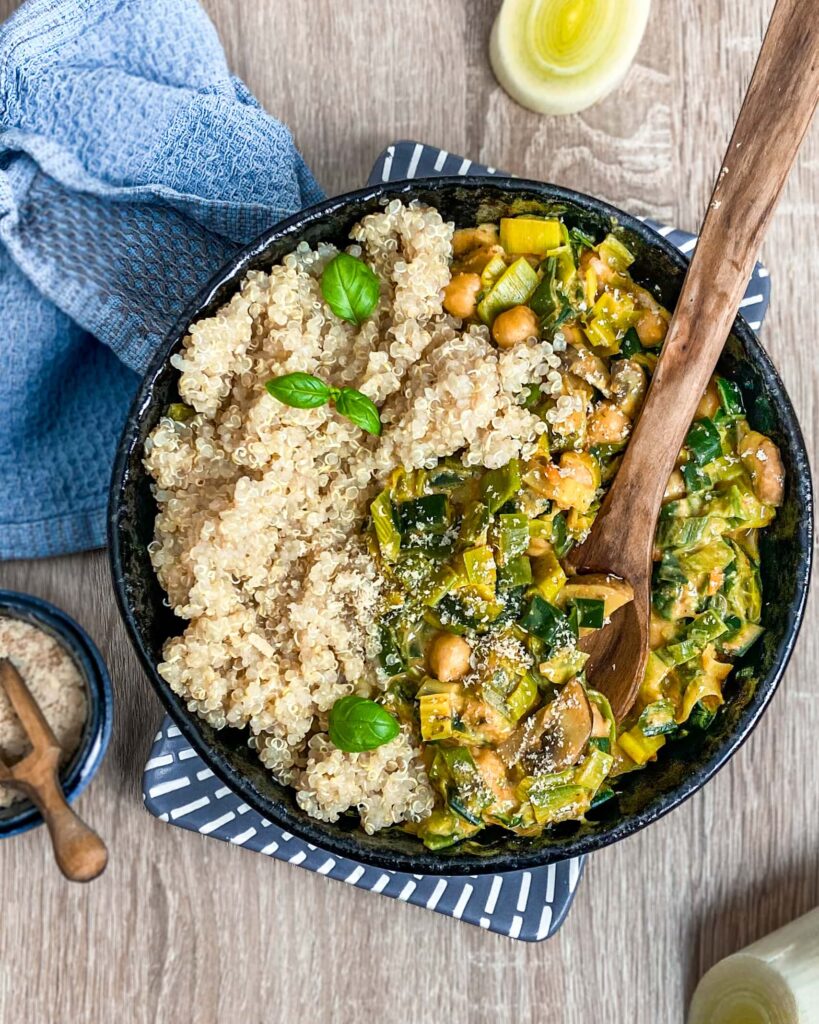 Cremiges Lauchgemüse mit Kichererbsen zu Quinoa Lauchgemuese 819x1024